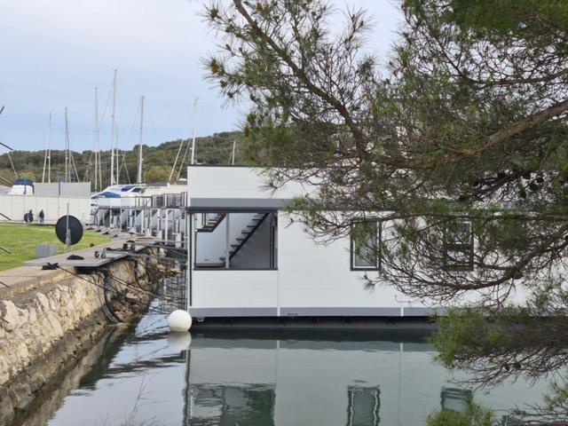 MOLO - Floating House