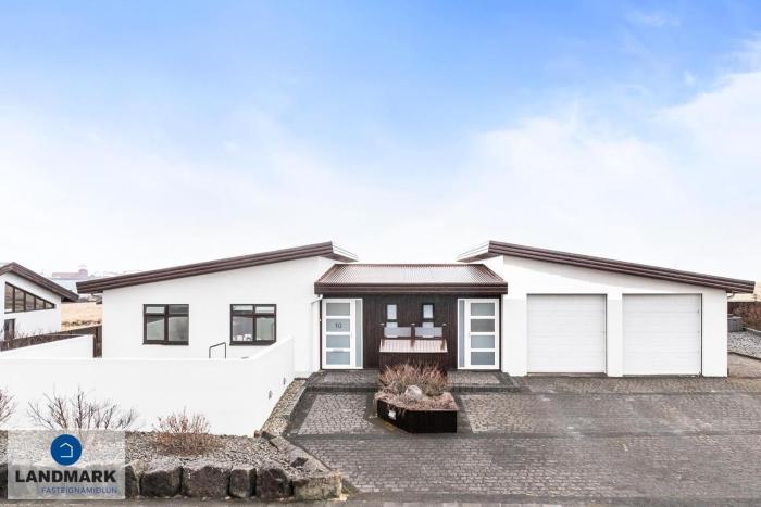 Peaceful Villa with Ocean View - Entire Home -Near KEF Airport