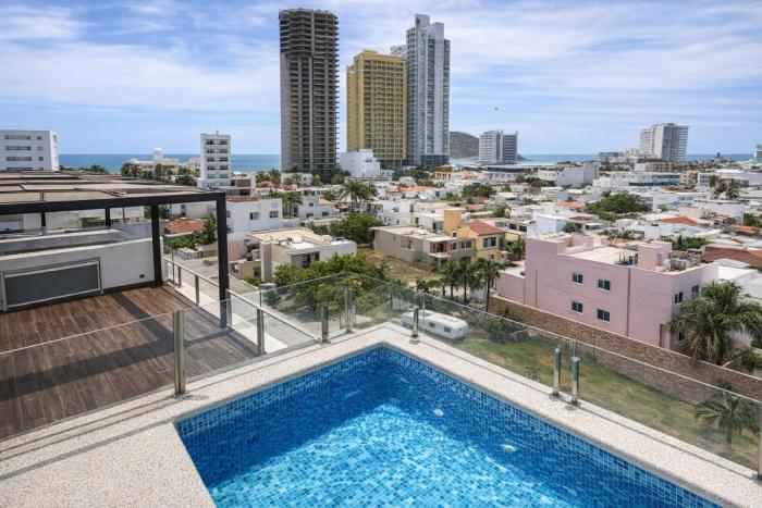 Rooftop with Jacuzzi 2 blocks from the beach