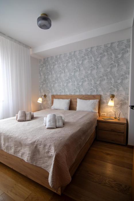 Trg 55 - komforan apartman sa dve spavaće sobe u modernoj zgradi na Trgu