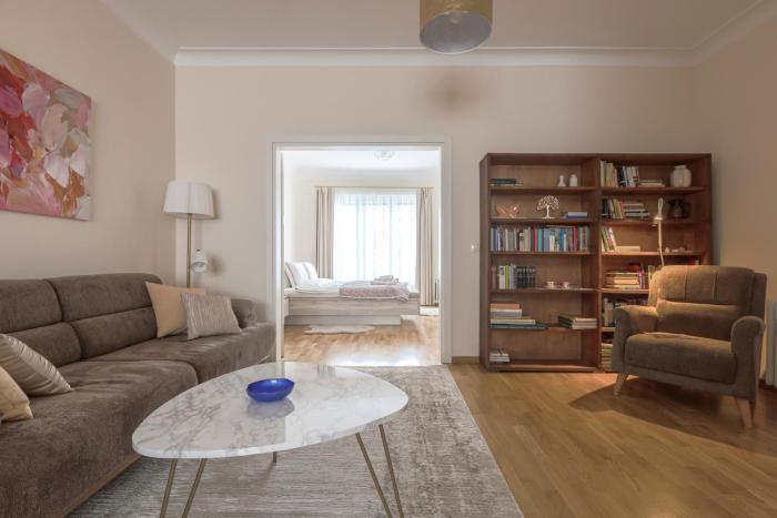 Charming Light-Filled 2BR Near Park and NDK