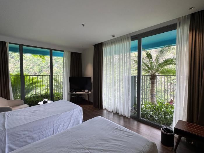 TheEmeraldHome-Flamingo Cat Ba-BeachFront-Bathtub