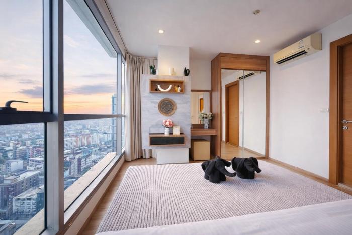 1 minute to the subway entrance Mrt Huai Khwang Most cozy room in this city central The condo has an infinity swimming pool and gym on the top floor