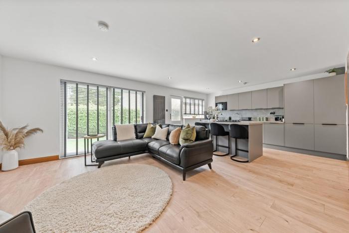 Modern 2-BR Sleeps 4 Near Edinburgh Parking
