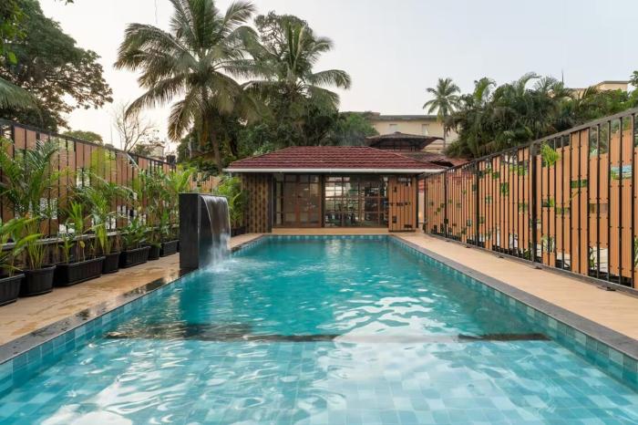 Modern 1BHK in Candolim with Pool & Gym near the Beach by HIREAVILLA