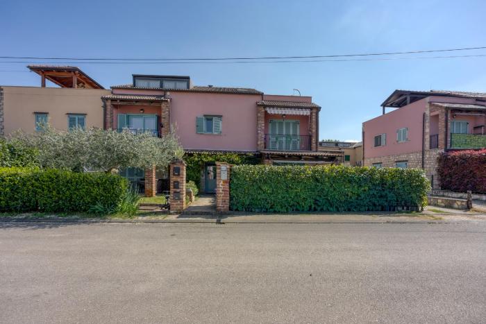 Apartment Sofia with Roof Terrace and Sea View in Gedici