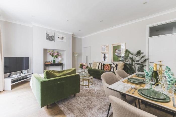 Kensington Gardens Sq, Private Entry & Patio, 2 BD