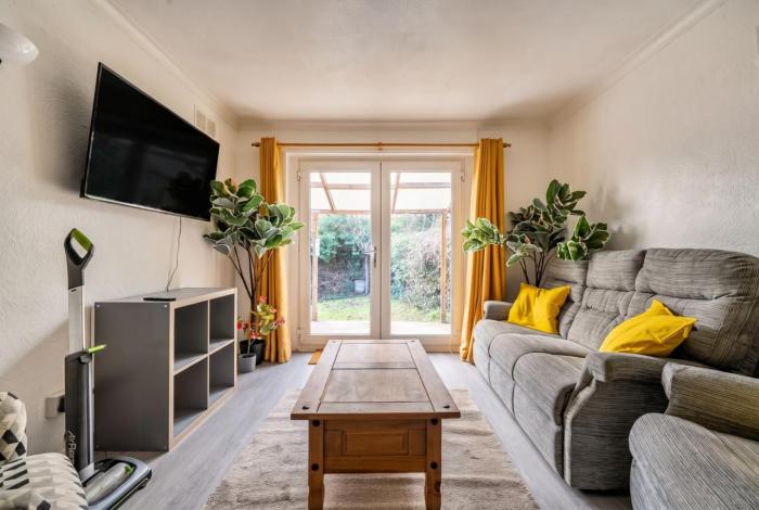 Bright 2-bed Bristol home with garden and parking