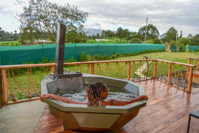 2BR Forest Cabin, Jacuzzi, Fireplace & Mt Kenya Views
