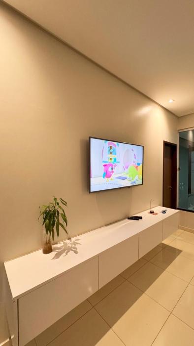 Casa Moderna Ampla com 3 Quartos , Ar Condicionado e Garagem