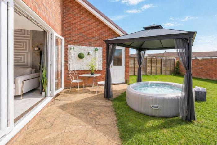 Maidstone Spacious Retreat - Hot Tub - Parking