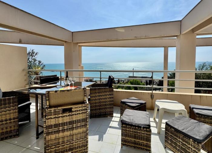 Evasion face a la mer avec piscine et parking