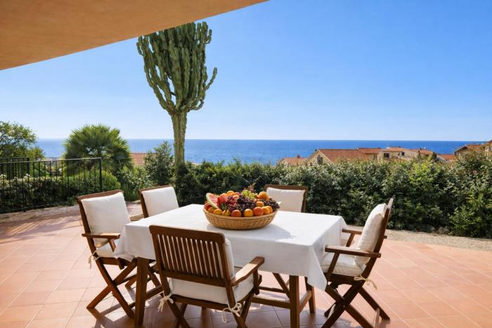 Vista mare spettacolare con terrazza a 2 minuti dalla spiaggia