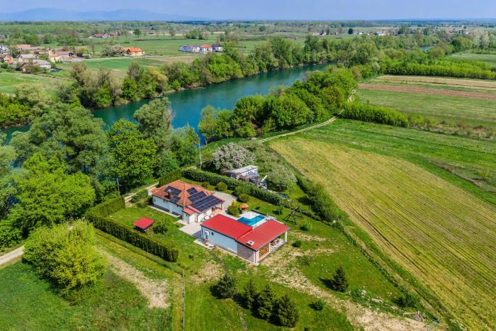Secluded Pool House Kupa w Sauna & Jacuzzi - Happy Rentals