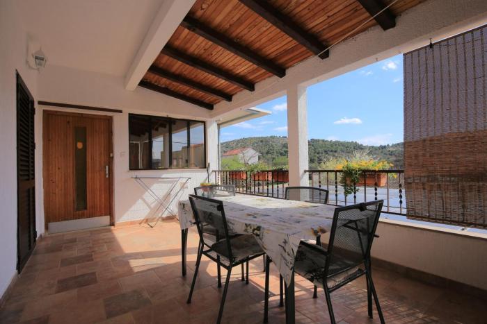 Apartments with parking space Vrsine, Trogir - 25327