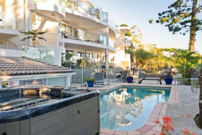 Serene Noosa Hideaway Views Pool & Walk to Beach