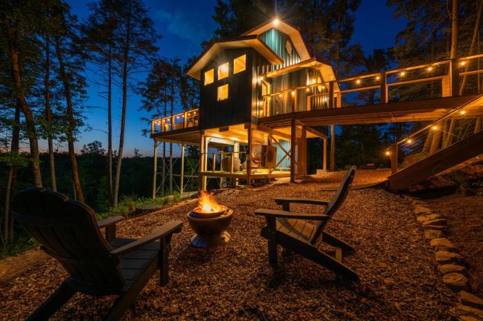 Deluxe Birdhouse - Hot Tub Loft Net Perfect for Couples Treetop Escape
