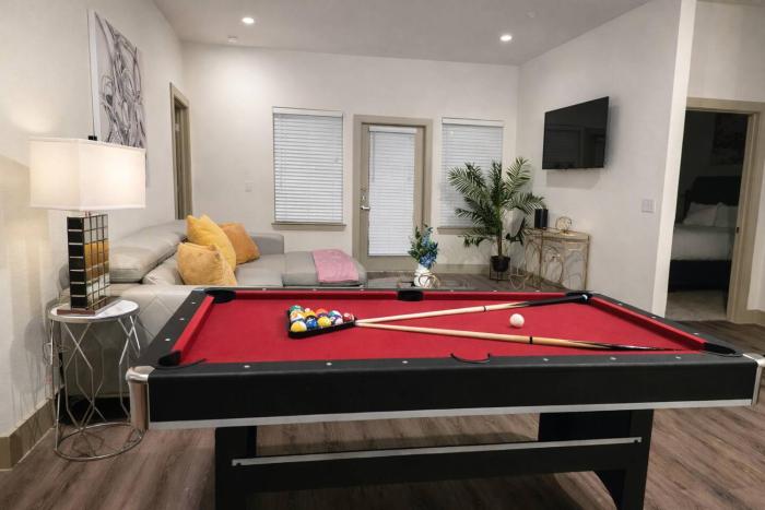 Luxury 2BR Retreat Pool Table King Beds Fast Wi-Fi