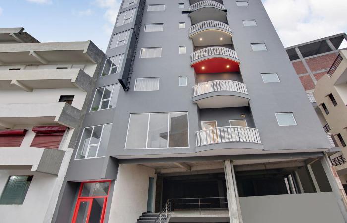 Townhouse Sector 49 Near Logix city centre