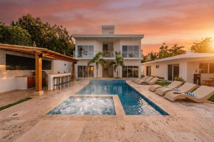 Green Palace 7 Bedroom Villa in Sosua with Security