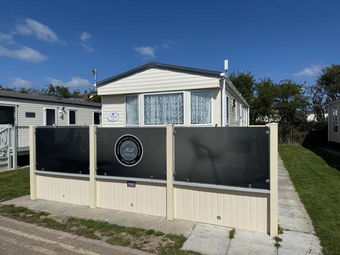 Sunnymede i15 Hot Tub - pet friendly, bed linen - Meadow Lakes Caravan & Lodge Hire