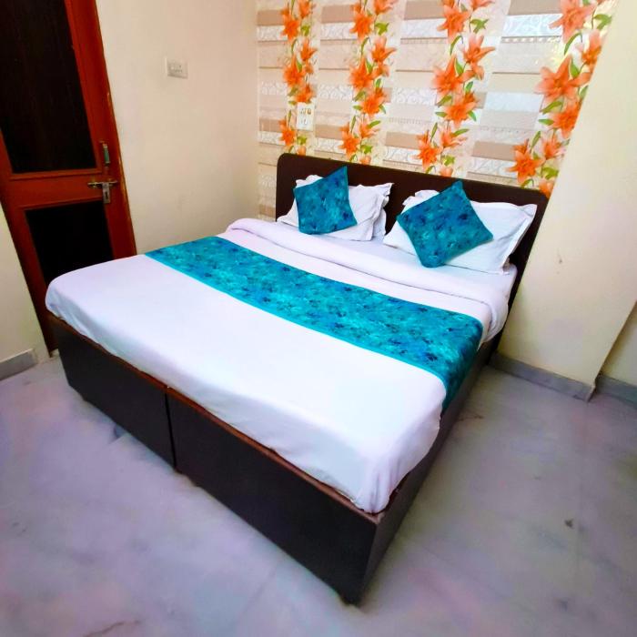 Grand Stays by Hotel Amisha - Near Station & Metro