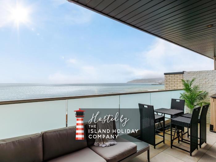 Colonels Rest - Luxury Beachside Townhouse with Sea Views in Sandown, Sleeps 10