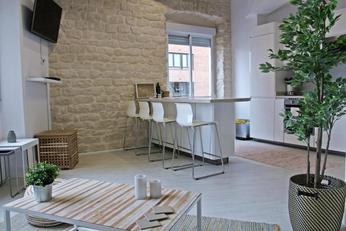 Alicante City Center Apartment - 3BR Luxury, Renfe Station View, Lift