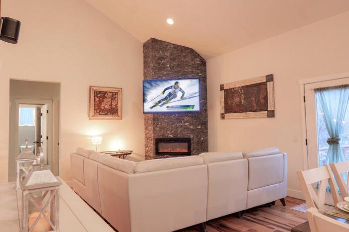 Huge Summit Park Luxury Retreat Home- 7 Bedrooms