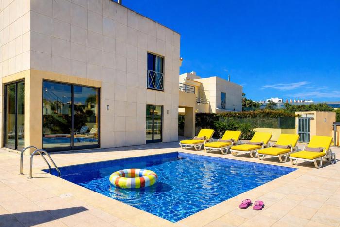 Villa Paula with Private Pool Close to the Beach and Strip