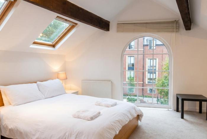 Character Cottage with Private Parking in Central Leeds, Near LGI