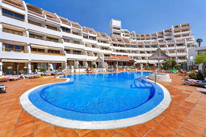 Sol y relax en Costa Adeje Piscina comunitaria y terraza