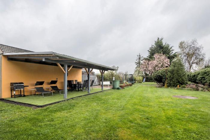 Familienhaus mit riesigem Garten