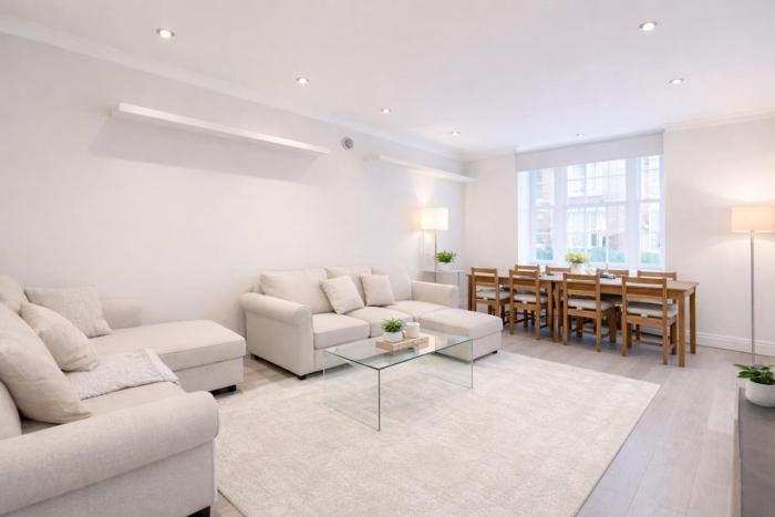 Classy 2BR Hyde Park Home 2 mins from station