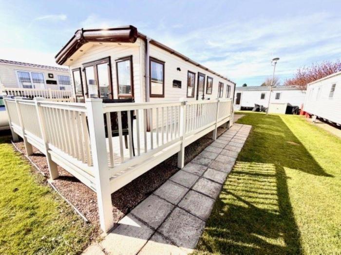 Lovely Caravan With Full Decking At Broadland Sands In Suffolk Ref 20059Sv
