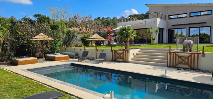 Villa Nidu enclave of Capicciola with 14 m heated swimming pool
