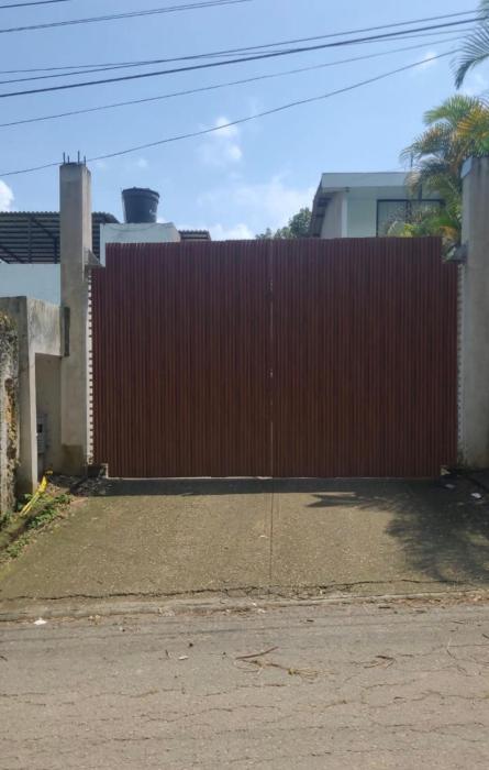 Casa de dos pisos con piscina Villeta