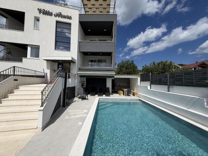 Villa Azzuro with jacuzzi and pool