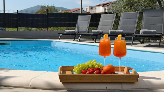 Moonlight Luxury Apartment with Private Pool and Parking