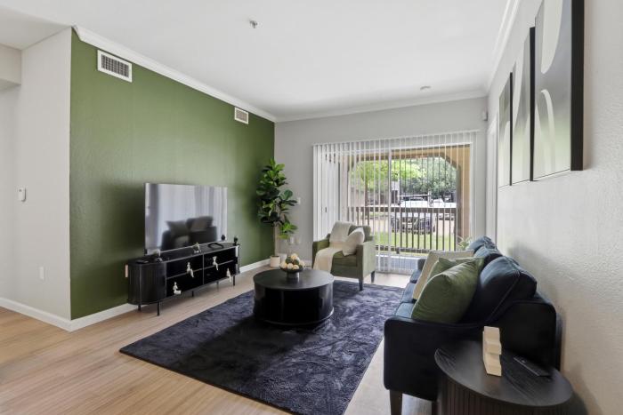 Stylish 3BR Getaway Close to Food & Fun
