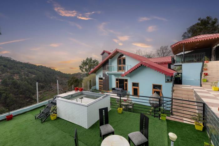 A Poolside Paradise Villa I Pet friendly & Serviced Villa I Open Air Lawn & Plunge Pool I Bonfire I Dance I Music I Full Party I Kasauli By Exotic Stays
