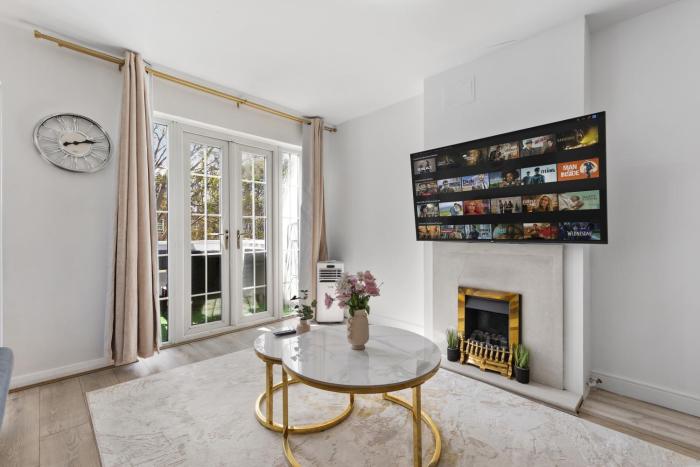 The London Grill House 2BR with Outdoor Terrace by REGAL REALMS