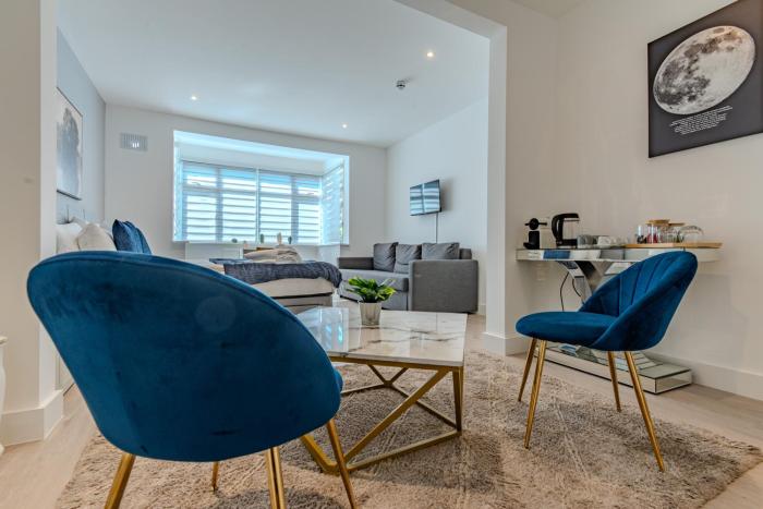 Elegant King Suite in Wembley Villa by Aureva Residences