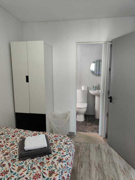 Single room with ensuite in Dundrum close to public transportation