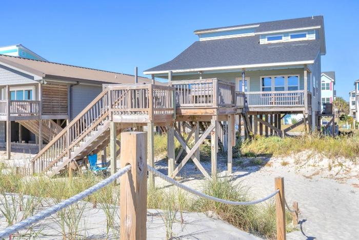 Front Row by Oak Island Accommodations