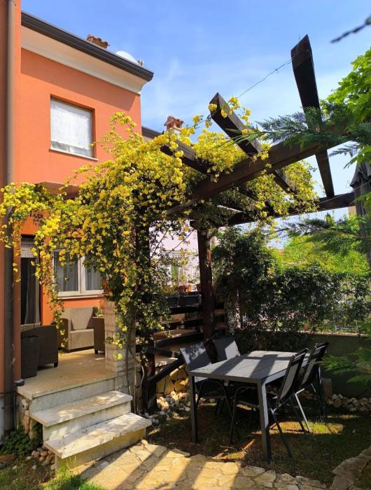 Dvosobni apartman cijela kuća za odmor s privatnim vrtom i terasom Rovinjsko Selo, Rovinj