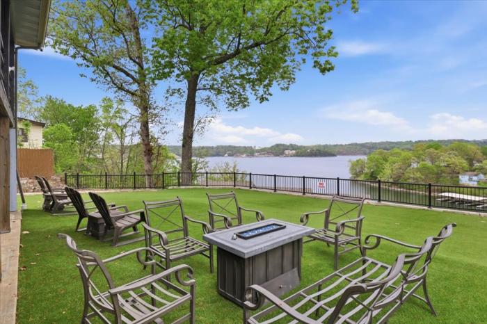 Perfect Lake Escape Near Bagnell Dam Strip