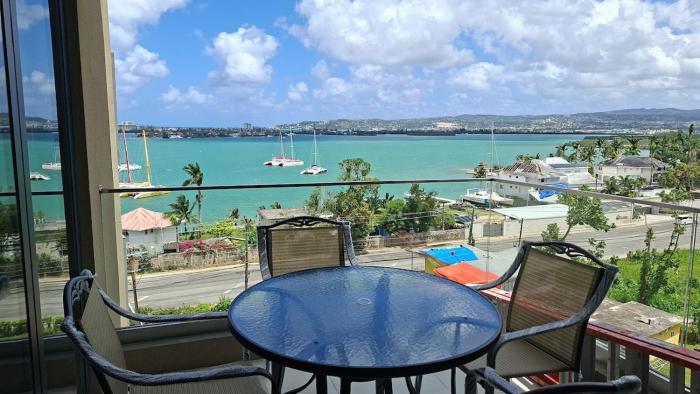 Gated Apt with Sea & City View, WiFi, AC, TV, Pool & Gym