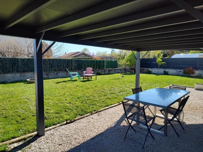 Logement 35m2 en rez de chaussée de notre maison, terrasse couverte , espace extérieur, parking privé fermé, a 3 km du centre ville du puy en Velay, tous commerces alimentaires à 200metres