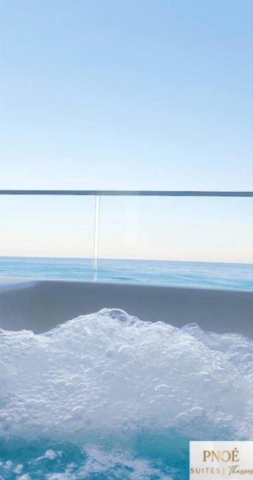 Pnoé Sea View Suites